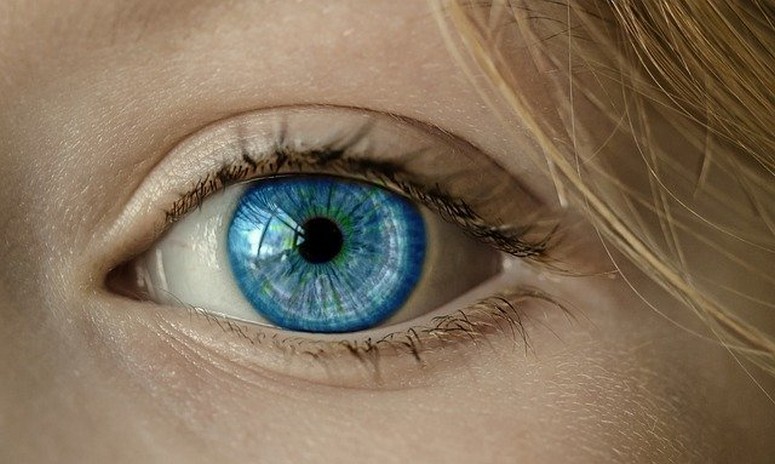 Hvilken hårfarge fremhever blå øyne?